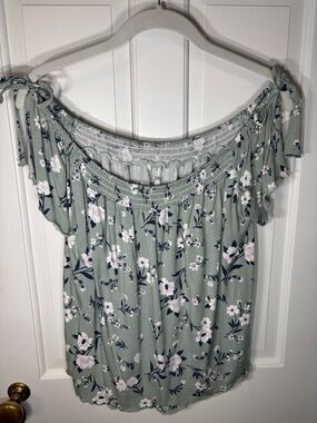 American Eagle Women’s XL Sage Green Floral Blouse Flutter Sleeve Soft Sexy